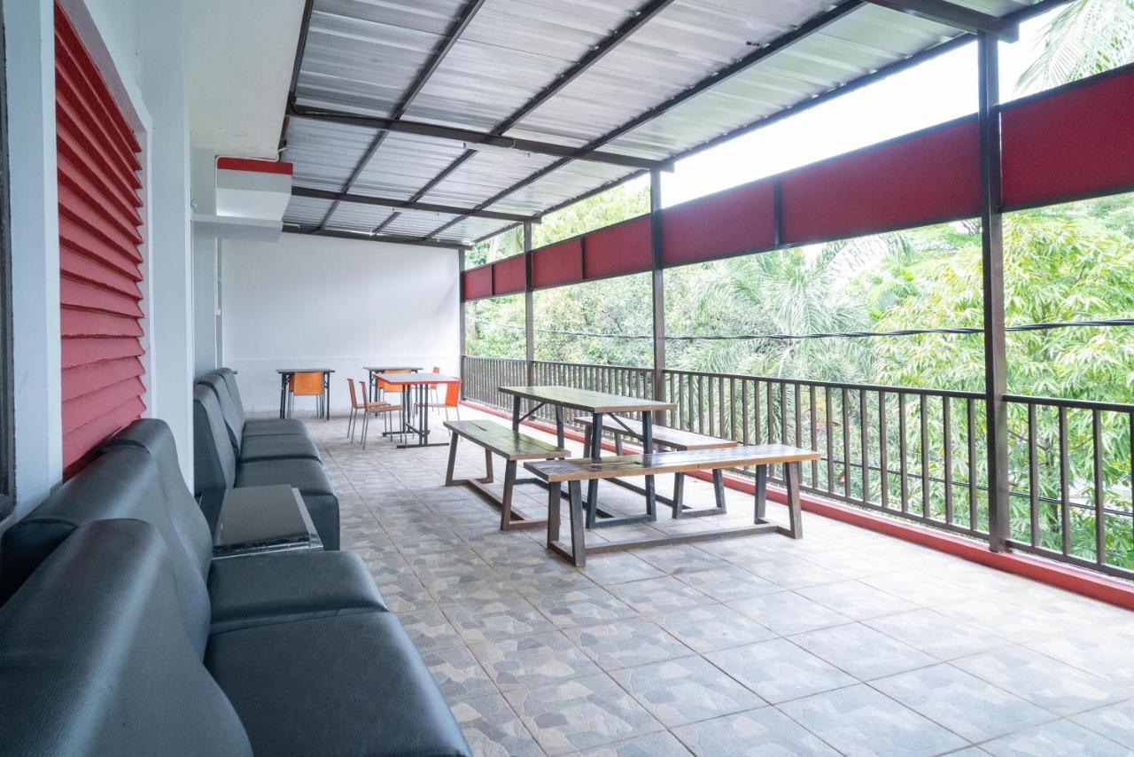 Reddoorz Plus Near Itc Cempaka Mas 2 Jakarta Ngoại thất bức ảnh